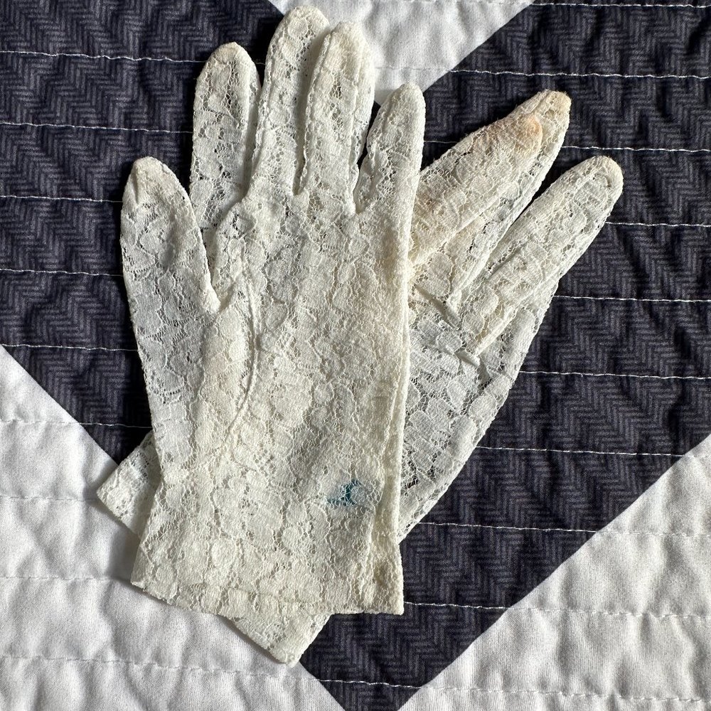 1970's White lace gloves
